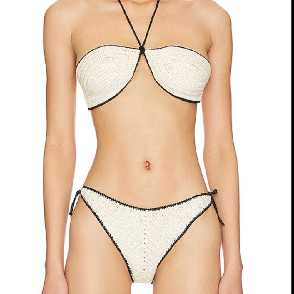 Solid & Striped : Azalea Bikini Set
Color:Eggshell & Blackout